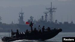 ཐེ་ཝན་གྱི་མཚོ་འགྲམ་དུ་དམག་སྦྱོང་།