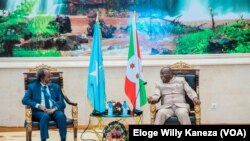 Rais wa Somalia Hassan Sheikh Mohamud akiwa na Rais wa Burundi Evariste Ndayishimiye.