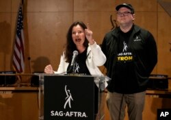 La presidente de SAG-AFTRA, Fran Drescher, a la izquierda, y el director ejecutivo nacional y negociador en jefe de SAG-AFTRA, Duncan Crabtree-Ireland, hablan durante una conferencia de prensa que anuncia una huelga del Sindicato de Actores de Pantalla-Federación Estadounidense de Artistas de Radio y Televisión el jueves 13 de julio , 2023, en Los Ángeles.