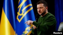 ប្រធានាធិបតីអ៊ុយក្រែនលោក Volodymyr Zelenskyy ថ្លែងនៅក្នុង​សន្និសីទស្តីពី​ប្រទេសអ៊ុយក្រែននាឆ្នាំ២០២៤ នៅទីក្រុងកៀវ ប្រទេសអ៊ុយក្រែន កាលពីថ្ងៃទី២៥ ខែកុម្ភៈ ឆ្នាំ២០២៤ ខណៈការប្រយុទ្ធគ្នាជាមួយទាហានរុស្ស៊ីនៅតែបន្ត។ 