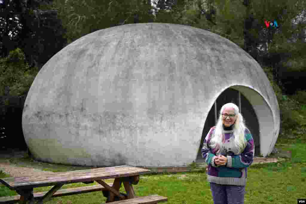 Ariela Barry posa junto al Centro Comunitario Espiritual, un espacio para la meditación y el diálogo.