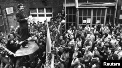 Колишній президент Польщі Лех Валенса розмовляє з робітниками Гданської корабельні під час страйку, Фото Reuters, за 1980 рік