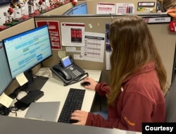 Žena na poslu. (Photo courtesy of Alexis Potak)