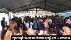 မူဆယ်မြို့မှာ နယ်စပ်ဖြတ်သန်းခွင့်ကတ်ရဖို့ တုံကင်ယူနေသူများ (ယခင်မှတ်တမ်းဓာတ်ပုံ)