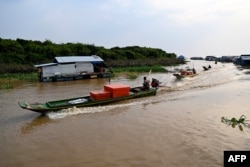 រូបឯកសារ៖ ពលរដ្ឋធ្វើដំណើរតាម​កាណូត​នៅ​ក្នុងភូមិ​ចុងប្រឡាយ​នៃ​ដង​ទន្លេសាប ក្នុងខេត្ត​សៀមរាប កាលពីថ្ងៃទី១៣ ខែមីនា ឆ្នាំ២០២៣។