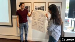 Učesnici obuke „Bezbednost novinara širom Amerike“ dele procenu rizika kao deo interaktivne obuke IWMF-a, u Njujorku, Njujork, 30. aprila 2024. (Foto: IWMF)