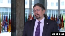 Koordinator Stejt Departmenta za globalnu borbu protiv korupcije Ričard Nefju (Foto: VOA)