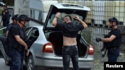 Policijski kontrolni punkt posle pucnjave na severu (Foto: Reuters/Laura Hasani) 