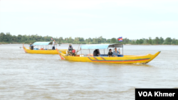 ភ្ញៀវទេសចរជិះទូកទស្សនាសត្វផ្សោតនៅអន្លង់កាំពី កាលពីថ្ងៃទី២ ខែធ្នូ ឆ្នាំ ២០២៣។ (ហ៊ុល រស្មី/វីអូអេ)
