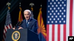 “Зараз в Америці відбувається щось небезпечне”, — заявив Байден в Аризоні, додавши, що американська демократія “все ще під загрозою”. Фото: президент США Джо Байден під час виступу в Аризоні 28 вересня. AP, фото зроблене 28 вересня