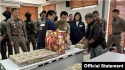 Hybrid Scam အွန်လိုင်း လိမ်လည်ဂိုဏ်းက မြန်မာနိုင်ငံဘက်ကိုပို့မယ့် တရားမဝင်ငွေ ထိုင်းဘတ် သန်း ၈၀ ကို မြန်မာနယ်စပ် မဲဆောက်မြို့ ဟွေ့ဟာအူးစစ်ဆေးရေးဂိတ်မှာ ဖမ်းဆီးရမိကြောင်း ထိုင်းရဲတပ်ဖွဲ့သတင်းစာရှင်းလင်းပွဲ။ (Crd:Thai Police/ ဧပြီ ၁၇၊ ၂၀၂၄)