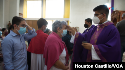 Seis sacerdotes católicos, entre ellos un obispo y el vicario general de la Arquidiócesis de Managua, fueron detenidos en los últimos días en Nicaragua. Foto: VOA, Houston Castillo
