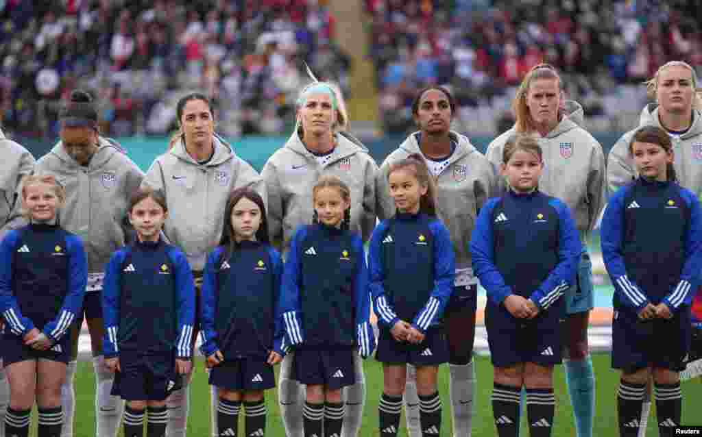 22 Temmuz 2023 - Avustralya ve Yeni Zelanda'da yapılan ve İspanya Milli Takımı'nın şampiyon olduğu FIFA Kadınlar Dünya Kupası Turnuvası'nda, Amerikalı oyuncular Vietnam'a karşı oynadıkları maç öncesinde milli marş için saygı duruşunda.
