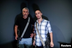 Menahem Klemenson (lijevo) i njegov nećak Itiel Zohar, na fotografiji napravljenoj u Jerusalimu 19. oktobra, 2023. (Foto: REUTERS/Dedi Hayun)