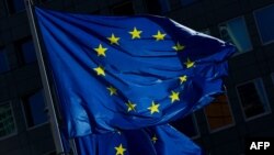 Zastave Evropske unije ispred sjedišta u Briselu (Foto: Kenzo TRIBOUILLARD / AFP)
