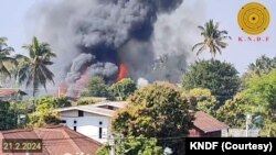 ယခင်မှတ်တမ်းရုပ်ပုံ | လွိုင်ကော်မြို့နေအိမ်တချို့ မီးလောင်ကျွမ်းနေစဉ် (ဖေဖော်ဝါရီ ၂၁၊ ၂၀၂၄)