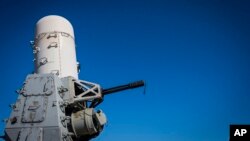 រូបឯកសារ៖ កាណុងបាញ់​គ្រាប់​កាំភ្លើងប្រភេទ Phalanx CIWS ត្រូវបាន​បំពាក់​លើ​នាវាពិឃាត USS Gravely កាលពីថ្ងៃទី១៤ ខែមីនា ឆ្នាំ២០២៣។ 