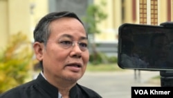 លោក ផែង ហេងសហ​មេធាវីការពារ​ក្តីលោក​​កឹម សុខា ថ្លែង​នៅ​ក្រៅ​សាលាឧទ្ធរណ៍​ភ្នំពេញ​ ថ្ងៃទី​២០ ខែមិថុនា​ ឆ្នាំ​២០២៤។​ (ហ៊ុល​ រស្មី/​វីអូអេ)​