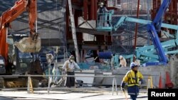 2016年1月22日日本東京商業區工地工作的工人