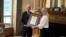 La periodista Jessikka Aro recibe el premio Ambassador Hickey Woman of Courage en la Embajada de Estados Unidos en Finlandia en esta imagen de X publicada el 7 de junio de 2024.