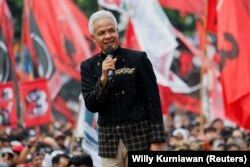 Ganjar Pranowo, calon presiden dari PDIP, menyampaikan pidatonya saat kampanye di Benteng Vastenburg Surakarta, Jawa Tengah, 10 Februari 2024. (Foto: REUTERS/Willy Kurniawan)