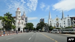 စစ်အာဏာသိမ်း ၃ နှစ်ပြည့် အသံတိတ်သပိတ်ကြောင့် လူအသွားအလာရှင်းလင်းနေတဲ့ ရန်ကုန်မြို့ မြို့တော်ခန်းမရှေ့ကိုတွေ့ရစဉ် (ဖေဖော်ဝါရီ ၁၊ ၂၀၂၄)