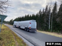 往來於芬蘭音高港（Inkoo）的液化氣運輸車 （李北平攝）