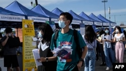 中國年輕人參加北京的一個招聘會（2022年8月26日）