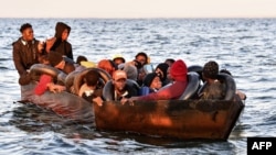 ፎቶ ፋይል፦ የአፍሪካ ፍልሰተኞች በጀልባ ተጭነው ወደ አውሮፖ እየተጓዙ