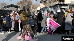 دیدبا حقوق بشر گفته است که طالبان در جریان سال گذشتۀ میلادی، فرمان‌ها و قوانین جدیدی را توشیح و اجرایی کردند که این اقدامات، منجر به تشدید محدودیت‌ها بر زنان و دختران در افغانستان شده است.