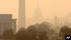 Los emblemáticos monumentos de la Explanada Nacional en Washington se apreciaban este jueves bajo una densa nube de humo color cobrizo producida por el humo de los incendios forestales en Canadá y que se ha desplazado a la coste este de EEUU. [Foto: AP]