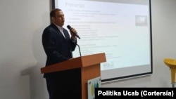 Roberto Abdul, presidente de Súmate y miembro de la Comisión Nacional de Primaria durante una presentación.