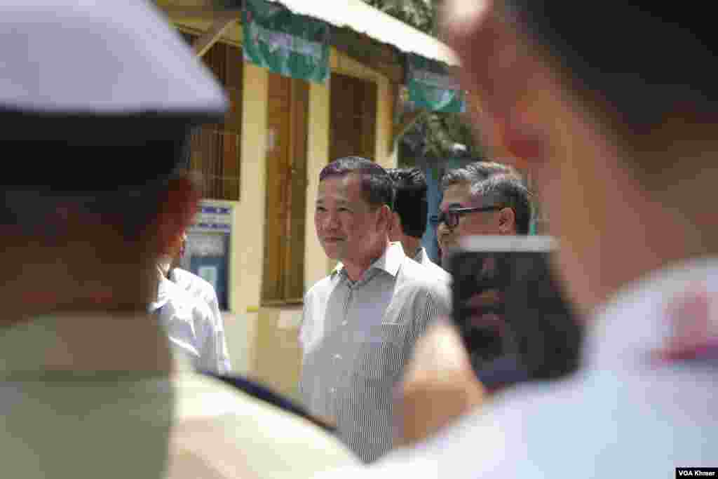 លោក ហ៊ុន ម៉ាណែត នាយក​រដ្ឋមន្រ្តី និង​ជា​អង្គ​បោះឆ្នោត​មួយ​រូប ធ្វើ​ដំណើរ​មក​មណ្ឌល​បោះឆ្នោត​ជ្រើស​រើស​សមាជិក​ព្រឹទ្ធសភា នៅ​មណ្ឌល​បោះ​ឆ្នោត​វិទ្យាល័យ​ព្រះស៊ីសុវត្ថិ ក្នុង​រាជធានី​ភ្នំពេញ នា​ថ្ងៃទី​២៥ ខែ​កុម្ភៈ ឆ្នាំ​២០២៤។ (ស៊ុន ណារិន/វីអូអេ)