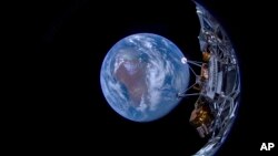 រូបភាពបង្ហាញ​យាន​ Odysseus ដើម្បីចុះចតលើឋានព្រះចន្ទ​ហោះ​ជុំ​ភពផែនដី កាលពីថ្ងៃទី១៦ ខែកុម្ភៈ ឆ្នាំ២០២៤។ (Intuitive Machines via AP)