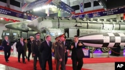 ภาพที่รัฐบาลเกาหลีเหนือเผยแพร่ออกมาแสดงให้เห็น คิม จอง อึน ผู้นำเกาหลีเหนือ (ขวา) พร้อมคณะผู้แทนจากรัสเซียที่นำโดยรมว.กลาโหม เซอร์เกย์ ชอยกู เยี่ยมชมงานนิทรรศการในกรุงเปียงยาง เมื่อวันที่ 26 ก.ค. 2566