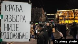 Protest građana i predstavnika opozicije zbog nepravilnosti na izborima, ispred sedišta Republičke izborne komisije u bivšoj zgradi Narodne skupštine Srbije, u Beogradu, 23. decembra 2023. (Foto: FoNet)