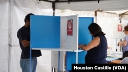 Una mujer emite su voto en un centro electoral de Ciudad de Guatemala durante la primera vuelta electoral el 25 de junio de 2023. (Houston Castillo, VOA)