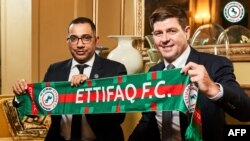 Le nouveau manager anglais d'Ettifaq, Steven Gerrard (à droite), et le président du club, Khaled al-Debel, Londres, le 3 juillet 2023.