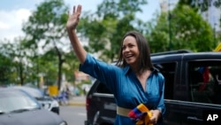 La candidata a la primaria presidencial opositora por Vente Venezuela, María Corina Machado, saluda a seguidores al postularse en Caracas, el 23 de junio de 2023.