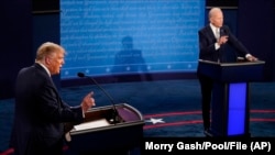 Arhiva - Predsednički kandidati Donald Tramp, levo, i Džo Bajden debatuju u Klivendu, Ohaju, 20. septembra 2020. (Foto: AP/Morry Gash)