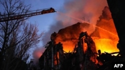 រូបថត​ផ្សាយ​ដោយ​ទីភ្នាក់ងារ​សង្គ្រោះ​បន្ទាន់​អ៊ុយក្រែន កាល​ពី​ថ្ងៃទី​២០ ខែ​កក្កដា ឆ្នាំ​២០២៣ នេះ​បង្ហាញ​ពី​អ្នក​ជួយ​សង្គ្រោះ​ពន្លត់​អគ្គិភ័យ​នៅ​អគារ​លំនៅដ្ឋាន​មួយ​​នៅ​កណ្តាល​ក្រុង Mykolaiv ប្រទេស​អ៊ុយក្រែន​ ដែល​រង​ការ​វាយប្រហារ​មីស៊ីល​ពី​រុស្ស៊ី។