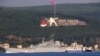 ARCHIVO - Un barco ruso llamado Caesar Kunikov pasa por el estrecho de los Dardanelos en Turquía en ruta hacia el Mar Mediterráneo, el 4 de octubre de 2015.