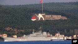 ARCHIVO - Un barco ruso llamado Caesar Kunikov pasa por el estrecho de los Dardanelos en Turquía en ruta hacia el Mar Mediterráneo, el 4 de octubre de 2015.