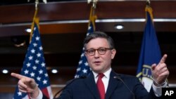 Ketua DPR AS tampak memilih pertanyaan wartawan dalam konferensi pers di Gedung Capitol, Washington, pada 14 November 2023. (Foto: AP/J. Scott Applewhite)