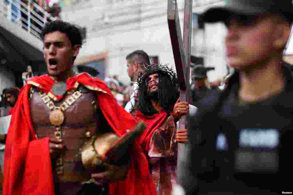 El Viernes Santo&nbsp;es el momento donde la Iglesia Católica conmemora el momento donde Jesús es capturado y enjuiciado para luego caminar bajo la cruz en su ruta hacia el calvario para ser&nbsp;crucificado.