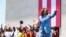 La vicepresidente de EEUU, Kamala Harris, saluda a una plaza de Accra, la capital de Ghana, donde pronunció un discurso ante jóvenes ghaneses el 28 de marzo de 2023.