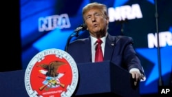 El candidato presidencial republicano, el expresidente Donald Trump, habla en el Foro Presidencial de la Asociación Nacional del Rifle en Harrisburg, Pensilvania, el 9 de febrero de 2024.
