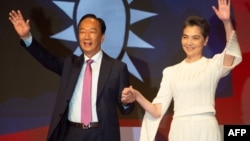 資料照：郭台銘（左）在台北的記者會上宣布與資深演員賴佩霞搭檔角逐2024台灣總統寶座。 （2023年9月14日）