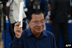 នាយករដ្ឋមន្ត្រីកម្ពុជា លោក ហ៊ុន សែន ត្រៀមបោះឆ្នោតនៅមណ្ឌលបោះឆ្នោតក្នុងខេត្តកណ្តាល សម្រាប់ការបោះឆ្នោតជាតិអាណត្តិទី ៧ នាថ្ងៃទី ២៣ ខែកក្កដា ឆ្នាំ ២០២៣។ (Photo by TANG CHHIN SOTHY / AFP)