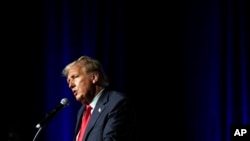 ARCHIVO - El expresidente Donald Trump habla el 11 de octubre de 2023 en el Centro de Convenciones del Condado de Palm Beach, en West Palm Beach, Florida. 